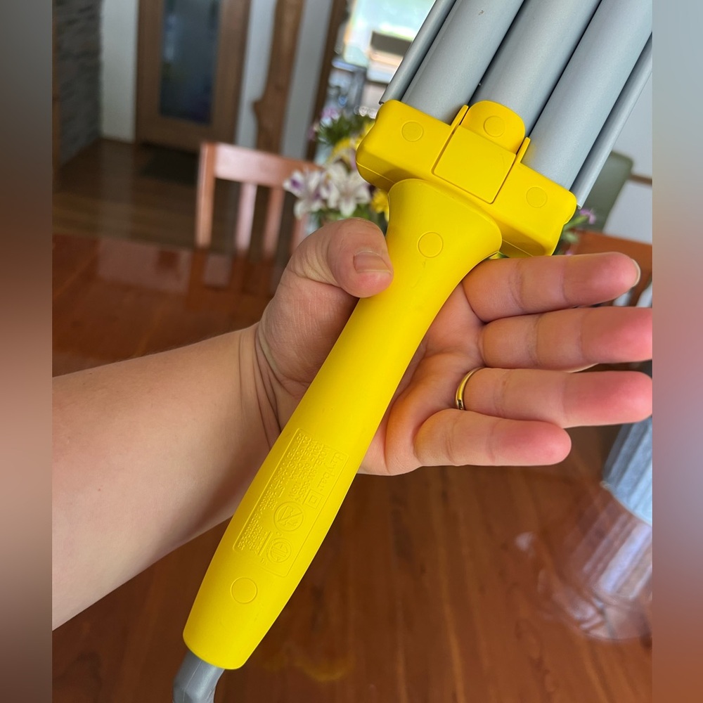 Drybar The Beach Bender Triple Barrel Waver - Picture 7 of 9